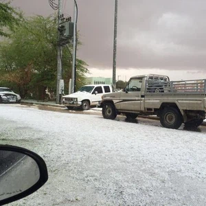 بالصور: عاصفة بردية وتراكمات غير مسبوقة لحبات البرد في رفحاء ظهر الجمعة 