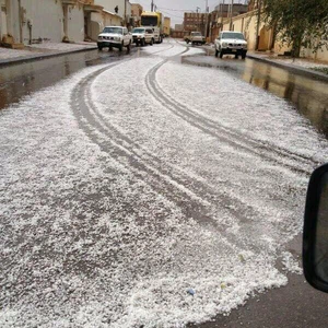 بالصور: عاصفة بردية وتراكمات غير مسبوقة لحبات البرد في رفحاء ظهر الجمعة 