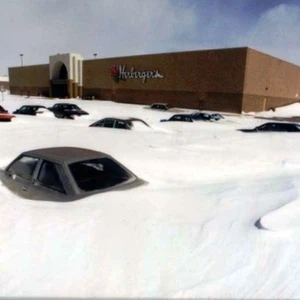 بسمارك، ولاية داكوتا الشمالية: عاصمة ولاية داكوتا الشمالية، سكانها مضطرون للتعامل مع الثلوج لمدة 180 يوم كل عام.