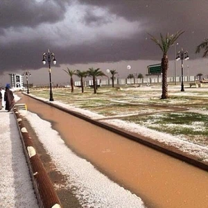 بالصور: عاصفة بردية وتراكمات غير مسبوقة لحبات البرد في رفحاء ظهر الجمعة 