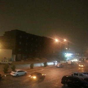بالصور : البروق تضيء سماء الرياض و أمطار غزيرة في بعض الأحياء