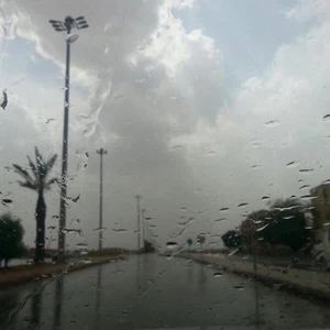 بالصور : بداية هطول أمطار غزيرة على بعض أحياء الرياض بعد ظهر الأربعاء