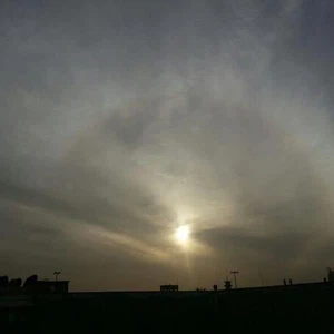 عاجل وبالصور : ظهور هالة حول الشمس في جدة 