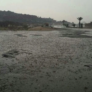 بالصور : أمطار رعدية غزيرة تزور الطائف عصر الخميس 