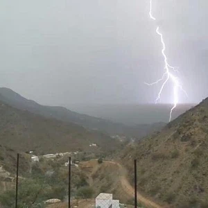 سحب رعدية ضخمة في سماء جازان عصر الثلاثاء 