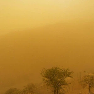 بالصور : موجة غبار تؤثر على السعودية و دول الخليج مع إنتصاف شهر رمضان  
