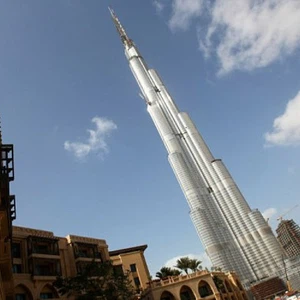 برج خليفة العملاق الذي يُعتبر أعلى الأبراج في العالم كاملاً، تم هذا المشروع بكلفة 1.5 مليار دولار