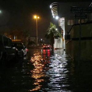 بالصور : أمطار رعدية غزيرة وسيول في الدمام مساء الثلاثاء وصباح الأربعاء 