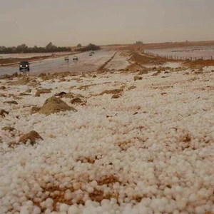 صور للسيول و البَرَد في عرعر والجوف صباح الأربعاء 