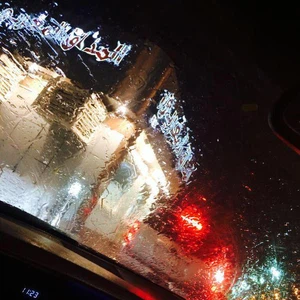 بالصور: ليلة رعدية ماطرة على الرياض