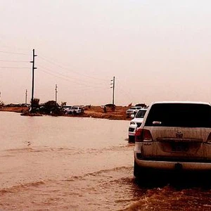 بالصور : أمطار رعدية غزيرة و إرتفاع منسوب المياه على الطرقات في مناطق مختلفة من وسط المملكة 