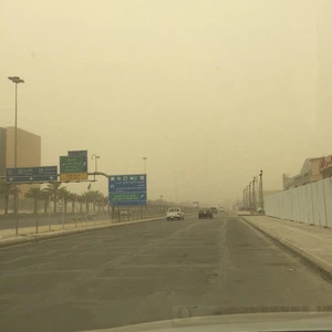 بالصور :  موجة غبار قوية تضرب الرياض عصر الجمعة