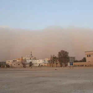 بالصور: موجة كثيفة من الغبار تضرب القريات عصر الاثنين