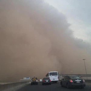 بالصور: عاصفة رملية جدارية تضرب مدينة جدة