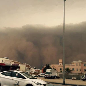 بالصور: عاصفة رملية جدارية تضرب مدينة جدة