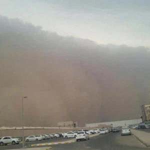 بالصور: عاصفة رملية جدارية تضرب مدينة جدة