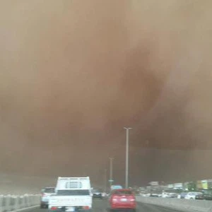 بالصور: عاصفة رملية جدارية تضرب مدينة جدة