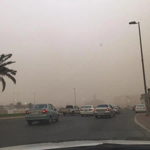بالصور: مدينة جدة تتعرض الى موجة من الغبار الكثيف