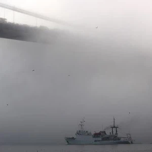 ضباب عارم يُغلق مضيق البسفور (فيديو)