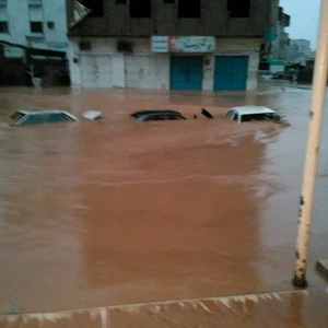بالصور.. "شابالا" يغرق المكلا ويلحق خسائر مادية فادحة 