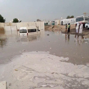 بالصور: موجة أمطار عارمة تغرق طرقات الكويت