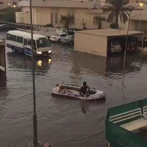 بالصور: موجة أمطار عارمة تغرق طرقات الكويت