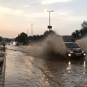 بالصور: موجة أمطار عارمة تغرق طرقات الكويت
