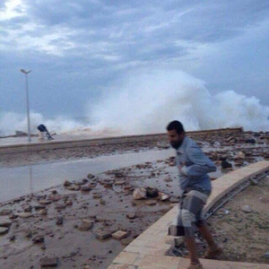 بالصور: شابالا يضرب سواحل حضرموت ويبعد 80 كم فقط عن المكلا