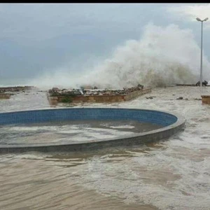 بالصور: شابالا يضرب سواحل حضرموت ويبعد 80 كم فقط عن المكلا