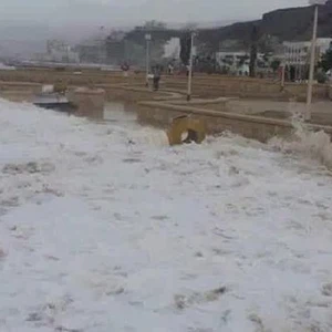 بالصور: شابالا يضرب سواحل حضرموت ويبعد 80 كم فقط عن المكلا