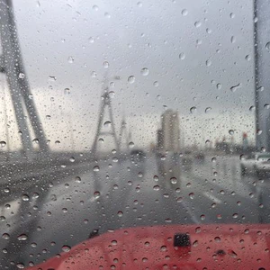 بالصور: أمطار غزيرة تهطل على دبي