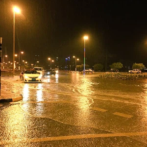 السيول تعم الطرقات في مدينة الفجيرة، تصوير بن دبا