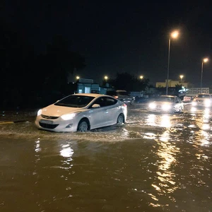 السيول تعم الطرقات في مدينة الفجيرة، تصوير بن دبا
