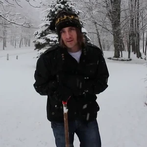 أسهل طريقة لإزالة الثلج المتراكم من أمام المنزل 