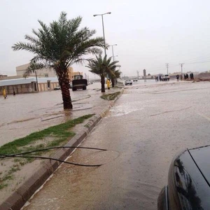أمطار رعدية غزيرة وانهيارات في بعض الطرق تشهدها حقل 