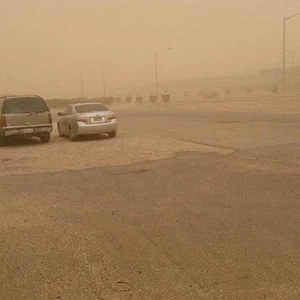 بالصور: موجة من الغبار الكثيف تجتاح حفر الباطن صباح اليوم الإثنين 