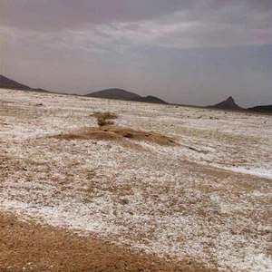 بالصور: سحابة رعدية تمطر الدوادمي بوابل من حبات البرد  