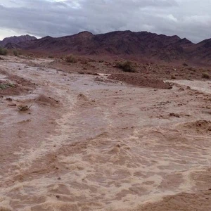 أمطار رعدية غزيرة وانهيارات في بعض الطرق تشهدها حقل 