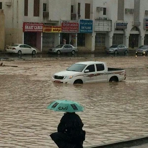 جانب من الأمطار في حي الحمرية بمسقط