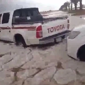 بالفيديو: سيارات عالقة وسط البرد في طبرجل 