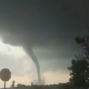 اعصار قمعي مُدمر يضرب مدينة اسطنبول 