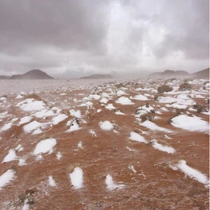 مواطنون يوثقون تساقط الثلوج على مرتفعات تبوك 
