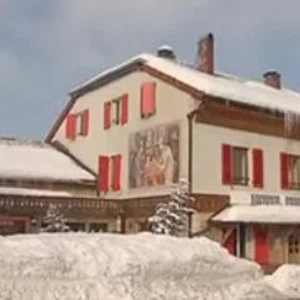 بالفيديو: فندق غريب تدخله من سويسرا وتخرجُ منه في فرنسا!