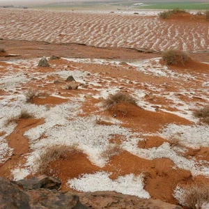بالصور: برد بأحجام كبيرة يزين صحراء الجلف شمال حائل 