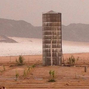 بالصور: برد بأحجام كبيرة يزين صحراء الجلف شمال حائل 