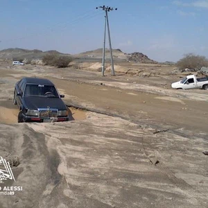 سيول تجرف المركبات وتدمر الطرق شرق مكة المكرمة 