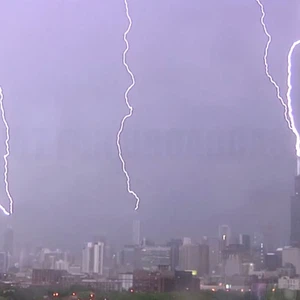 خمس صواعق رعدية تضرب ثلاث أبراج دفعة واحدة في عاصفة لن تنساها مدينة شيكاغو 