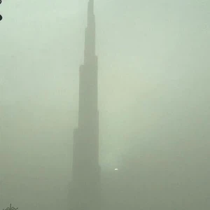 برج دبي خلف الأجواء المُغبرة 