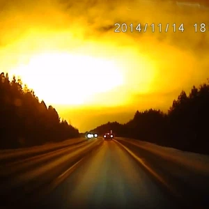 جسم مجهول يخترق سماء روسيا ويقلب ليلها إلى نهار 