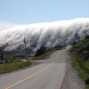 بالفيديو: أجمل مشهد يُمكن ان تراه لشلال من الضباب ينحدر عبر جبال كندا